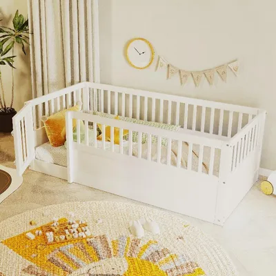 Produktbild von Kinderbett 90x200cm aus Holz, Bodenbett mit Umrandung und Tür, Holzbettgestell in Weiß für Kinderzimmer