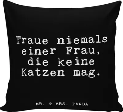 Produktbild von Mr. & Mrs. Panda Sofa Kissen Traue niemals einer Frau,... - Schwarz - Geschenk, Herrchen, Couchkissen, Frau, Partner, bedruckt, Paar, Lustige Sprüche, Polster, Sofakissen