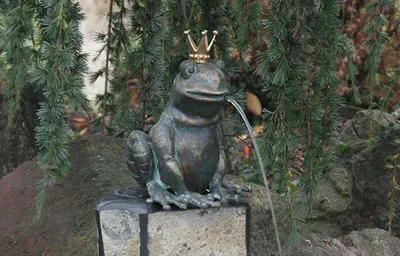 Produktbild von Bronzefigur Wasserspeier Froschkönig Ratomir 17cm Rottenecker Bronze Frosch