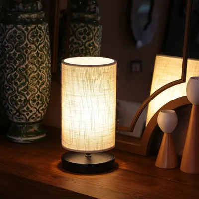Immagine prodotto di Opviq, lampada da tavolo di alta qualità realizzata al 100% in legno, color crema, altezza 30 cm, cavo da 150 cm, paralume 24 x 15 cm, attacco E14, max 40 W | Design elegante per ogni casa.