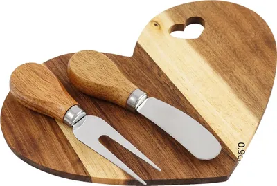 Image de Assiette à fromage en forme de cœur, fabriquée à partir de matériaux durables, avec une couleur bois naturelle