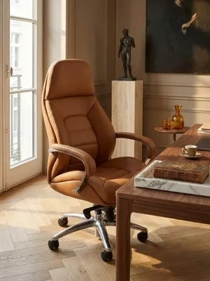 Bürostuhl aus natürlicher Eiche massiv im Einsatz Home Office dekoriert mit Styling-Accessoires Wohnatmosphäre mit Rollen und Höhenverstellung gemütlich eingerichtet Wohnen Einrichtung_#sku_SAFSPM1.436#