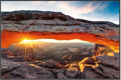 Produktbild von Wallario Wandbild Sonnenstrahl am Horizont  Leuchtende Felsspalte, Größe: 61 x 91,50 cm, Poster mit schwarzem Aluminiumrahmen