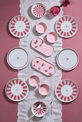 Obrázok produktu pre Hermia Concept, raňajková sada (14 dielov) zo 100 % keramiky, 6 tanierov (20 cm), 2 podnosy (22 x 11 x 3,5 cm), 4 misky (10,5 x 10,5 x 3,5 cm), 2 dosky na syr (13 x 13 x 3,5 cm) | Vhodné do umývačky riadu, ružová a červená farba.