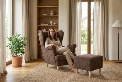 Produktbild von Ohrensessel mit Hocker ARI Bonito Apollo – skandinavisches Set, Holzbeine, Cord Braun, Family Meble, KI-generiertes Bild