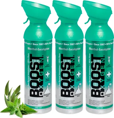 Produktbild von Boost Oxygen Čistý kyslík v plechovce - 27 litrů mentolového eukalyptu, 95 % čistého kyslíku ve třech přenosných 9litrových plechovkách