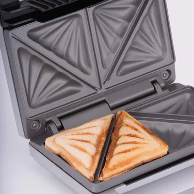 Produktbild von Cloer 6219 Sandwichmaker, für 2 diagonal geteilte Toasts, mit Antihaftbeschichtung, optischer Fertigmeldung & 3-stufiger Griffverriegelung, Silber,