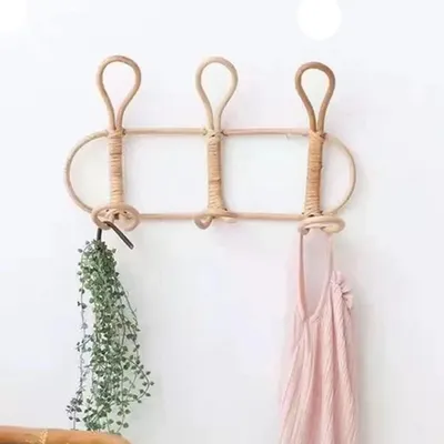 Imagen del producto de Organizador de pared para niños con ganchos de mimbre