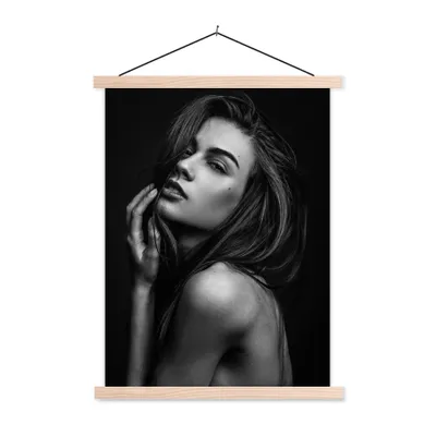 Produktbild von MuchoWow® Textilposter Frau - Porträt - Schwarz und weiß 60x80 cm mit holzfarbenen Rahmen - Wandbild