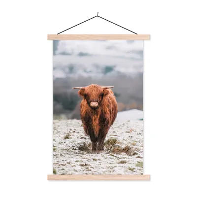 Produktbild von MuchoWow® Textilposter Schottischer Highlander - Schnee - Berg 60x90 cm mit holzfarbenen Rahmen - Textil