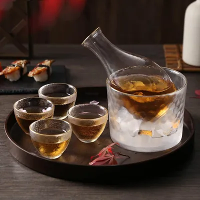 Produktbild von Japanisches Sake-Set für 4 Personen Glashammermuster Goldverzierung Transparent