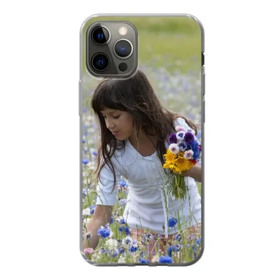 Produktbild von MuchoWow® Handyhülle Schutzhülle Hülle für iPhone 13 Pro Mädchen - Blumen - Wiese Silikon Softcase Handy Hülle - Handy-Tasche