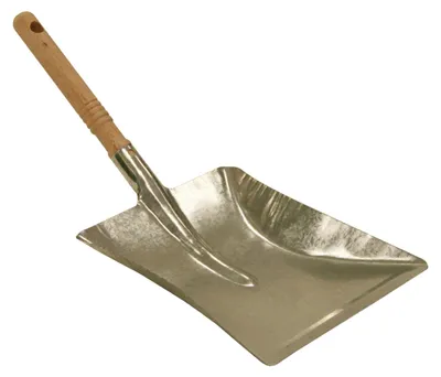 Imagen del producto de Escoba con mango de madera, acero galvanizado, y una pala pequeña, ideal para la limpieza