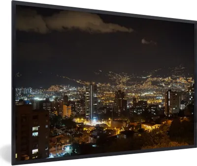 Produktbild von MuchoWow® Gerahmtes Poster Die Skyline von Medellin am Abend im südamerikanischen Kolumbien 90x60 cm - Poster mit Schwarzem Bilderrahmen Wandposter Rahmen Foto Bilder - Fotorahmen - Foto-Plakat