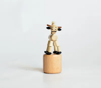 Zdjęcie produktu dla Drewniana zabawka figurka krowy Wysokość = 7 cm NOWA