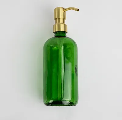 Immagine prodotto di Natural Goods Berlin KLEAN dispenser di sapone con etichette, dispenser di sapone di alta qualità e ricaricabile per cucina e bagno, verde trasparente, testa della pompa in acciaio inox oro, 500 ml