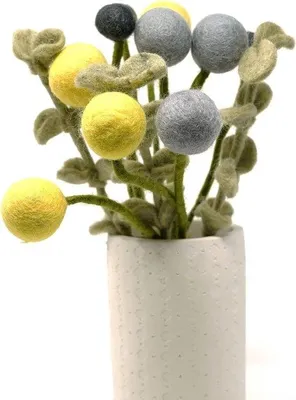 Image de Décoration avec des fleurs en feutre faites main