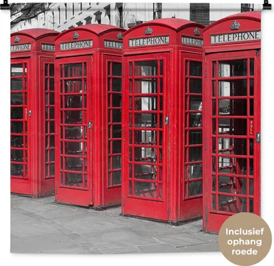 Produktbild von MuchoWow® Wandteppich Wandbehang Schwarz-Weiß-Foto von vier roten Telefonkabinen 90x90 cm Tapisserie Dekoration Wandtuch - Wandaufhänger