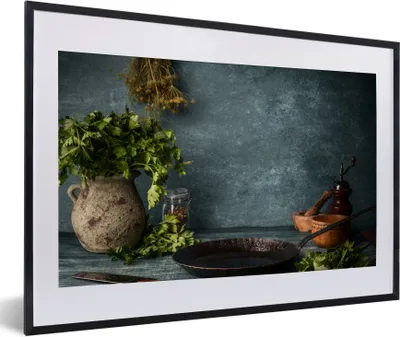 Produktbild von MuchoWow® Gerahmtes Poster Kräuter - Gewürze - Pfanne - Messer - Grau - Rustikal 60x40 cm - Poster mit Schwarzem Bilderrahmen Wandposter Rahmen Foto Bilder - Schlafzimmer - Plakat in Rahmen - Drucken
