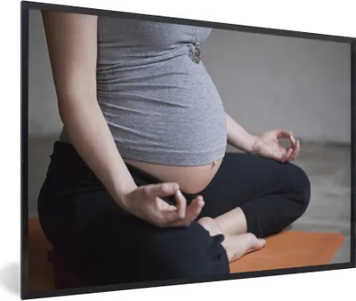 Produktbild von MuchoWow® Gerahmtes Poster Eine schwangere Frau macht Yoga 90x60 cm - Poster mit Schwarzem Bilderrahmen Wandposter Rahmen Foto Bilder - Fotorahmen - Foto-Plakat