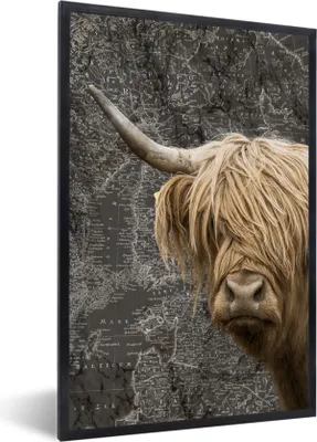 Produktbild von MuchoWow® Gerahmtes Poster Schottische Highlander - Kühe - Weltkarte 60x90 cm - Poster mit Schwarzem Bilderrahmen Wandposter Rahmen Foto Bilder - Kunst