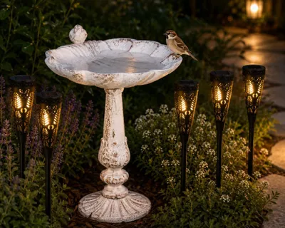 Produktbild von Gartendekor-Set aus Gusseisen (2-teilig) – XL-Vogeltränke mit Blumenmuster und Solartaschenlampe