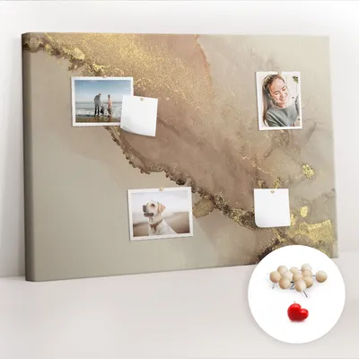 Imagen del producto de Tablero de corcho con chinchetas – Tablero con chinchetas para fotografías y notas – 100x70 cm – 100 chinchetas de madera – Color mármol dorado