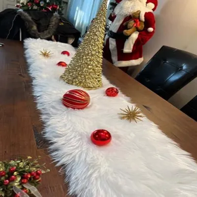 Produktbild von Moderner Tischläufer in Felloptik, Flauschiges Kunstfell in Weiß, 30x80cm, Waschbar, Perfekt für Weihnachten und Hochzeiten