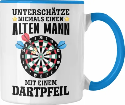 Produktbild von Trendation - Dart Tasse Unterschätze Niemals Einen Alten Mann Mit Einem Dartpfeil Spruch Männer Dart-Spieler Geschenkidee (Blau)
