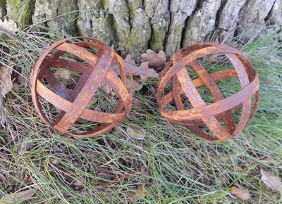 Produktbild von Zwei Kugeln Dekokugeln aus Flacheisen Gitterkugeln massiv Rost je 10cm