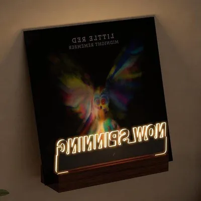 Produktbild von Famanu Vinylplattenständer Wandmontage - Holz-Acryl Halter mit warmweißen Lichtern