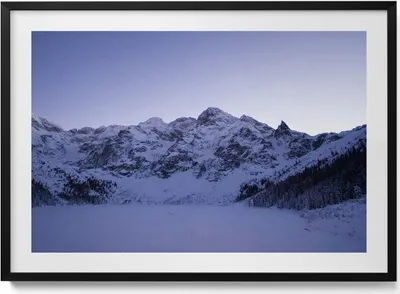 Produktbild von Landschaft mit schneebedeckten Bergen– Wandbild mit Rahmen – Gerahmtes Bild  – Wanddekoration – 100x70 cm –  Schwarz Rahmen