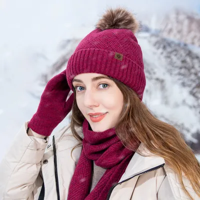 Produktbild von Winterwarmer Strickschal, Beanie-Mütze und Handschuhe im Set, weicher Stretch-Hut mit weichen Bommeln, Schal und Fäustlinge für Herren und Damen,Weinrot