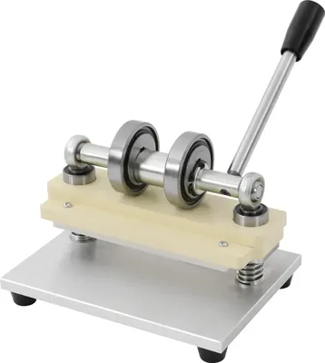 Obrázek produktu pro Vysekávací stroj na kůži – Ruční vysekávací/ražovací lis – Deska 23 × 10 cm – Vstup materiálu 15,5 cm – Rukojeť 21 cm – Uhlíková ocel – Hmotnost 4,61 kg