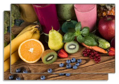 Produktbild von Wallario Frühstücksbrettchen 2er Set aus Glas, je 20 x 30 cm, mit rutschfesten Füßen, Motiv Bunte Smoothies mit Obst in der Küche