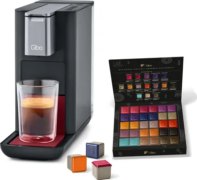 Produktbild von Tchibo Qbo ESSENTIAL Premium Kapselmaschine inkl. 30 recyclebare Qbo Kapseln für Espresso, Caffè und Caffè Grande, kompaktes, innovatives Design, Dark Berry