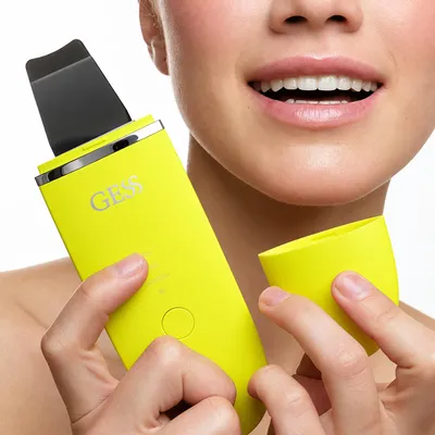 Imagen del producto de GESS Exotic Espátula Ultrasónica Facial 7 en 1 - Peeling Ultrasónico, Limpiador de Poros con Iones y Luz Azul, Recargable, Amarillo