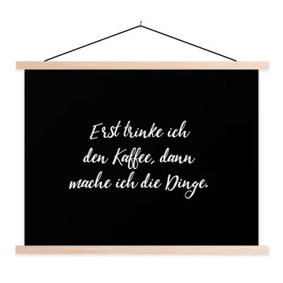 Produktbild von MuchoWow® Textilposter Zitate - Kaffee - Erst trinke ich den Kaffee, dann mache ich die Dinge - Sprichwörter 40x30 cm mit holzfarbenen Rahmen - Bilder