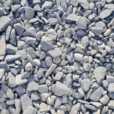 Graue flache Kieselsteine dicht aneinander liegend im Detail, KI-generiertes Bild