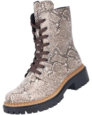 Auf dem Bild ist ein beiger Stiefel zu sehen der von der linken Seite aufgenommen wurde. Der Stiefel hat eine dicke Sohle und eine Schnürung an der Vorderseite.