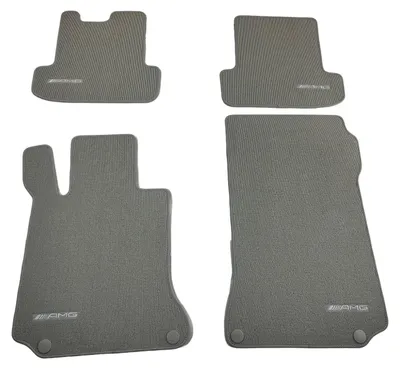 Immagine prodotto di Tappetini per Mercedes-Benz Classe E e Classe C, modello AMG, colore grigio alpaca, originali
