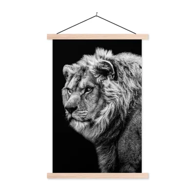 Produktbild von MuchoWow® Textilposter Löwe - Porträt - Wildtiere - Schwarz - Weiß 60x90 cm mit holzfarbenen Rahmen - Textil