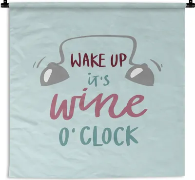 Produktbild von MuchoWow® Wandteppich Wandbehang Zitat "Wake up, it's wine o'clock" mit hellblauem Hintergrund 60x60 cm Tapisserie Dekoration Wandtuch - Dekorationen - Wand Decke
