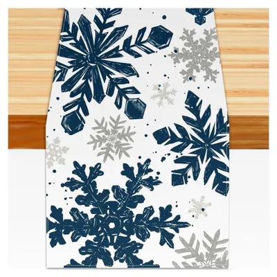 Produktbild von Winterlicher Tischläufer in Blau und Silber mit Schneeflocken für Küche und Esszimmer 33x183 cm