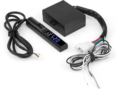 Productafbeelding van 12V autoturbo-vertrager met digitale LED-display en parkeertimer.