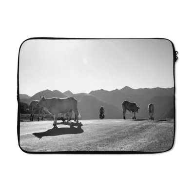 Produktbild von MuchoWow® Laptop Hülle 13 Zoll Schottische Highlander - Licht - Berge - Natur Laptoptasche - Laptophülle - Sleeve - Rundumschutz