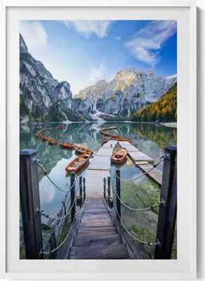 Produktbild von Boote auf einem Bergsee– Wandbild mit Rahmen – Gerahmtes Bild  – Wanddekoration – 70x100 cm –  Weiß Rahmen