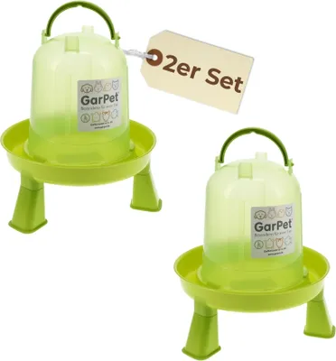 Produktbild von 2er Set Hühnertränke mit Füßen Geflügeltränke mit Standfüßen Stand Füßen Wassertränke Hühnertränke automatisch Stülptränke Hühner Tränke grün 1,5 L