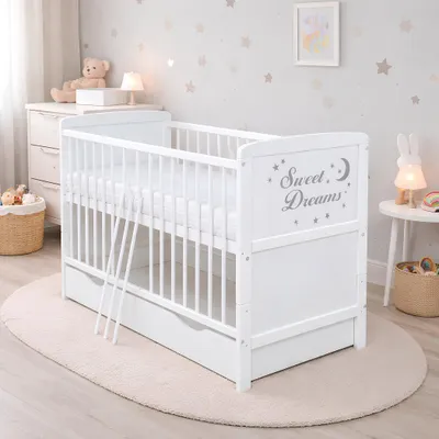 Produktbild von Baby-Delux Babybett Gitterbett Kinderbett Sweet Dreams 140x70 weiß inkl. Beißschienen Schublade Kokos-Buchweizen Matratze, höhenverstellbar