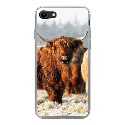 Produktbild von MuchoWow® Handyhülle Schutzhülle Hülle für iPhone SE 2020 Schottische Highlander - Schnee - Wald Silikon Softcase Handy Hülle - Kartenbesitzer